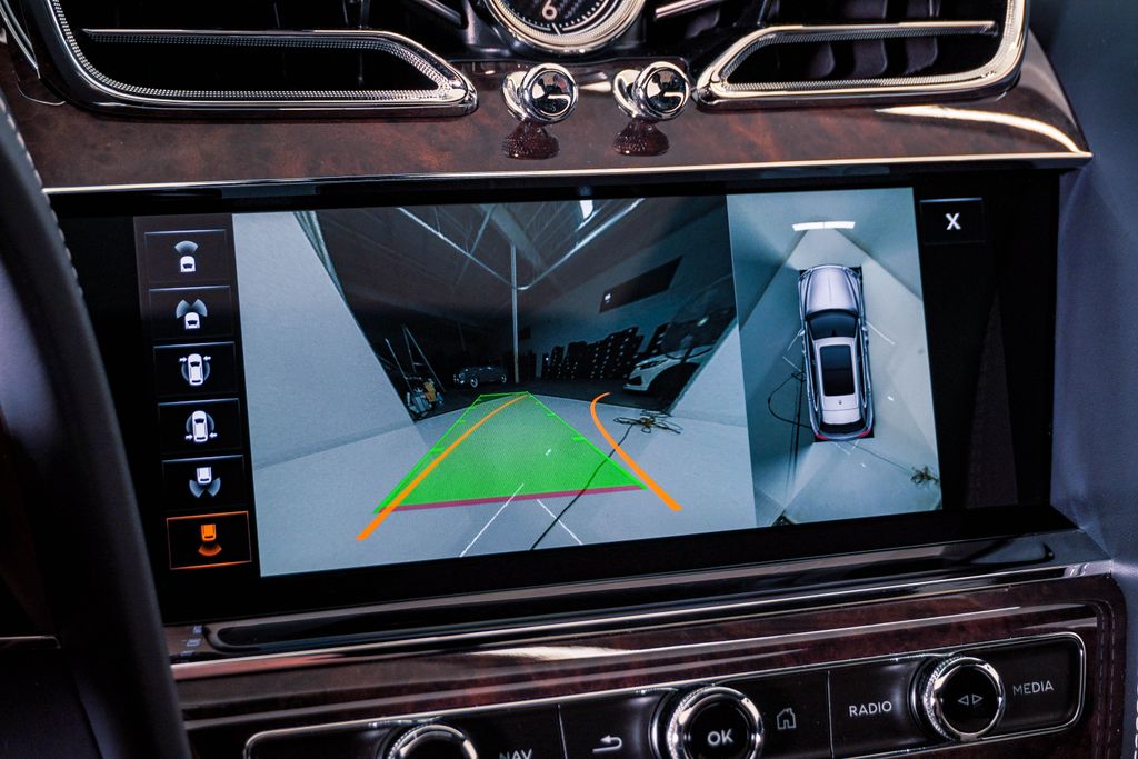 2022 Bentley Bentayga - Photo 27
