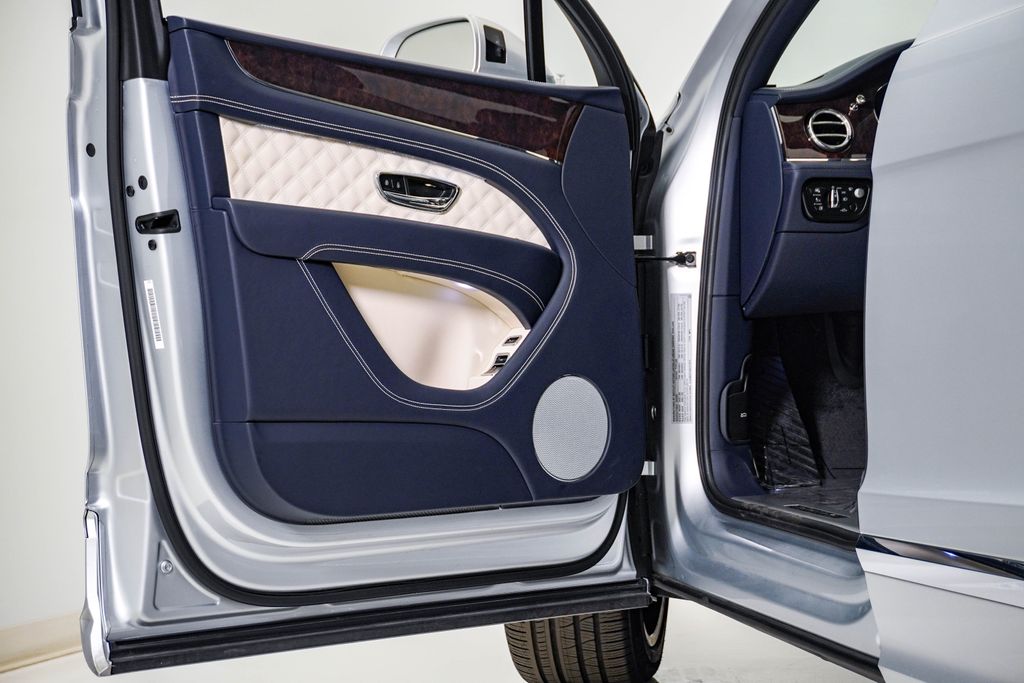 2022 Bentley Bentayga - Photo 31