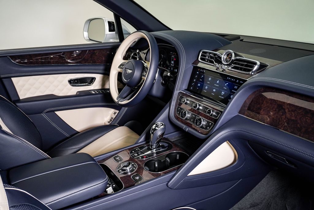 2022 Bentley Bentayga - Photo 14