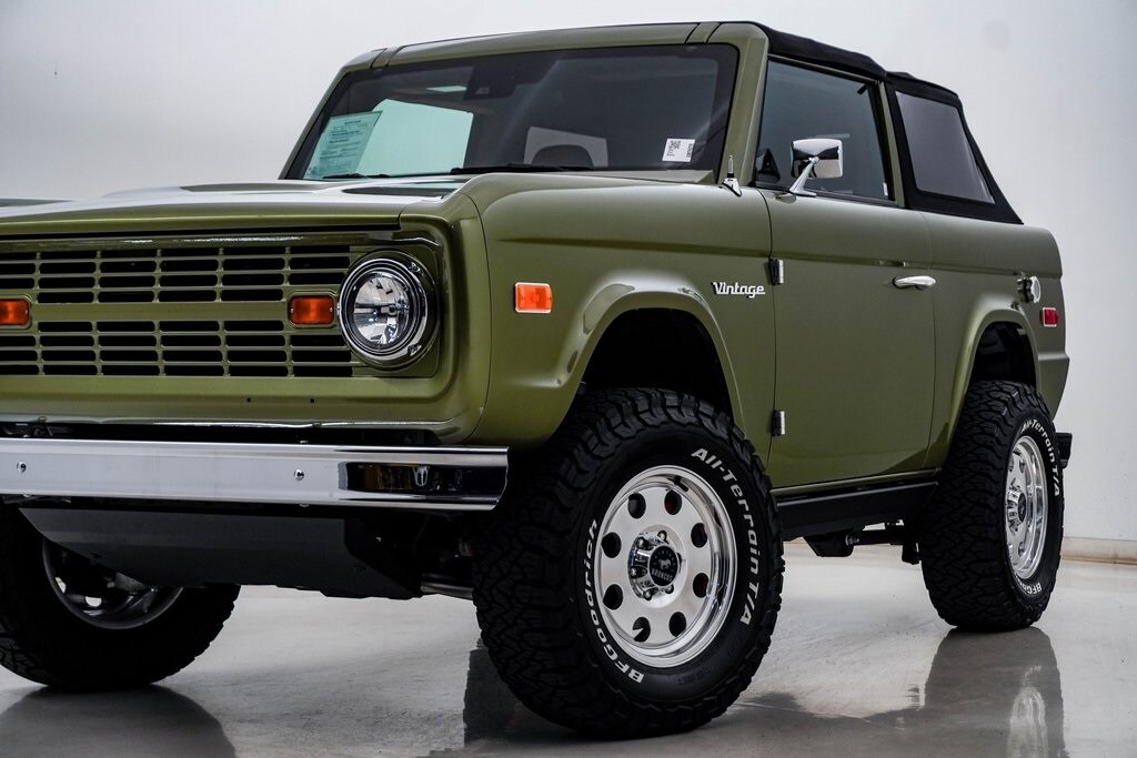 2024 Ford Bronco Black Diamond photo 2