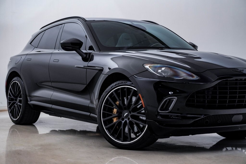 2023 Aston Martin DBX photo 2