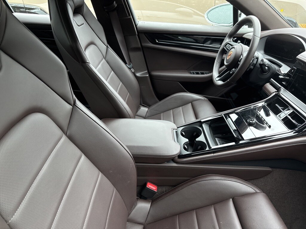 2024 Porsche Panamera 4 photo 2