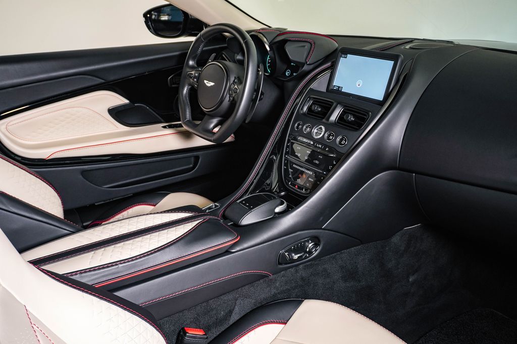 2022 Aston Martin DBS Base - Photo 17
