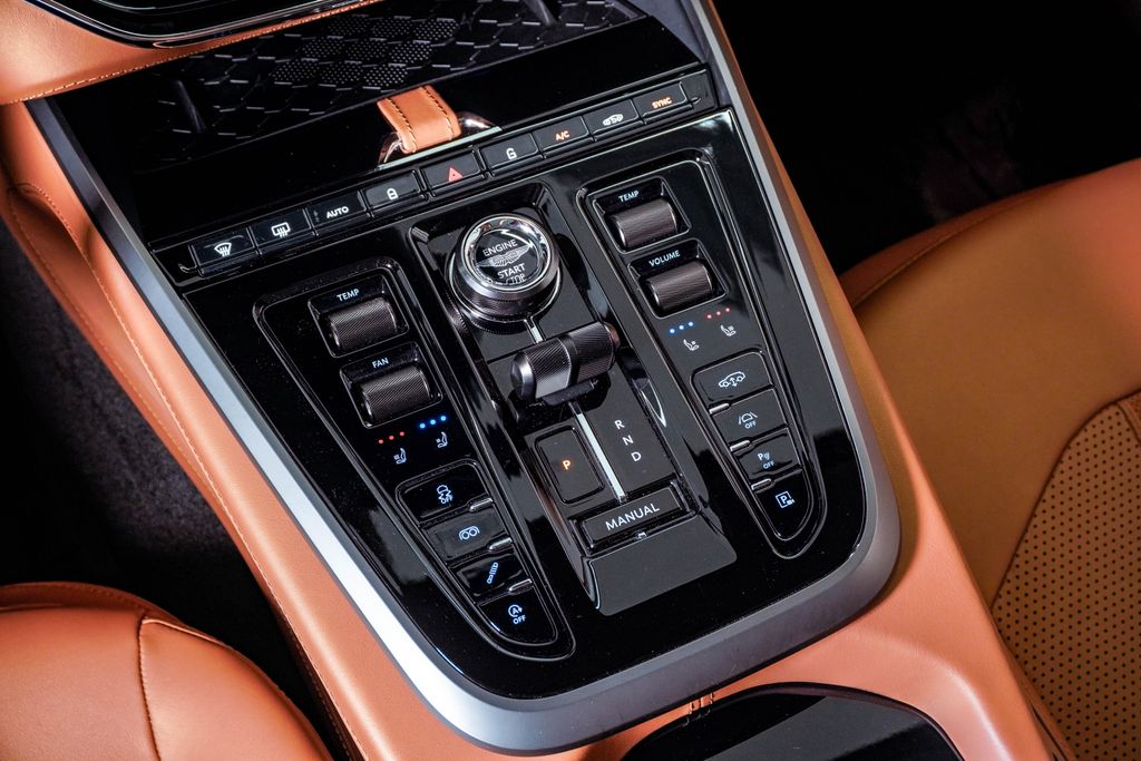 2025 Aston Martin DBX 707 - Photo 29