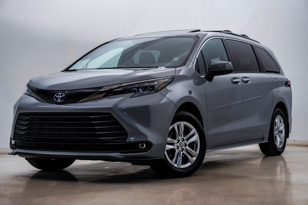 2022 Toyota Sienna Woodland Edition's photo