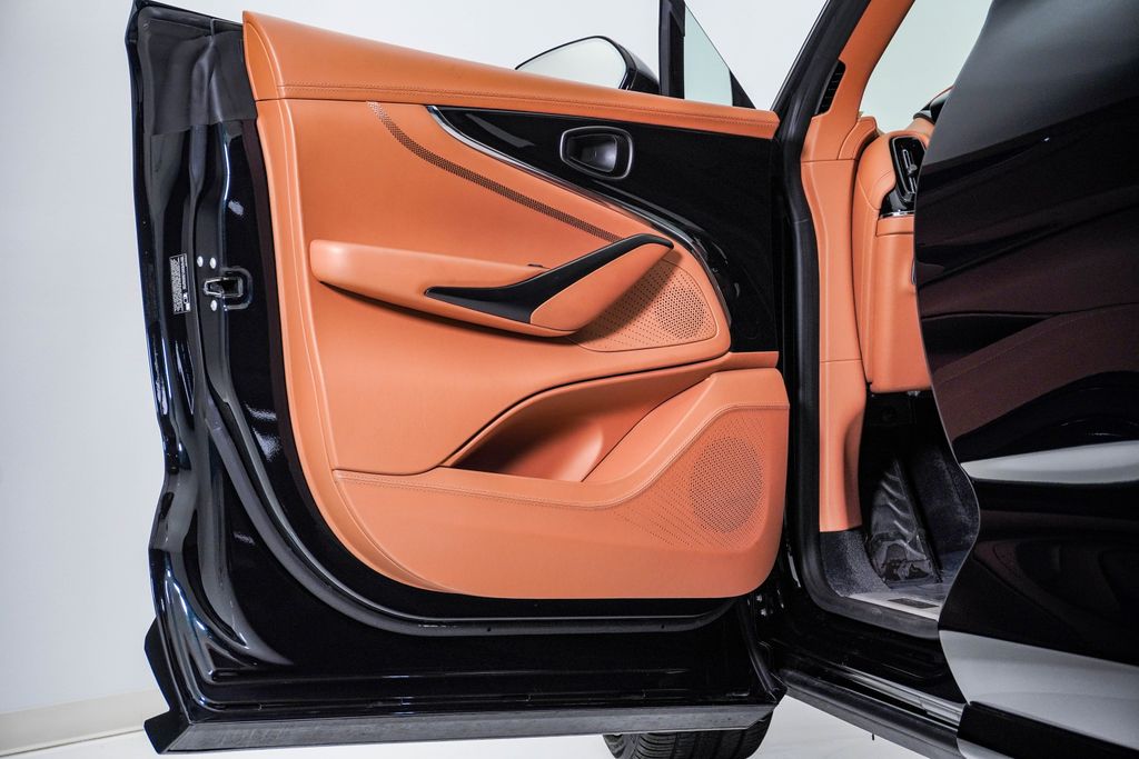 2025 Aston Martin DBX 707 - Photo 31