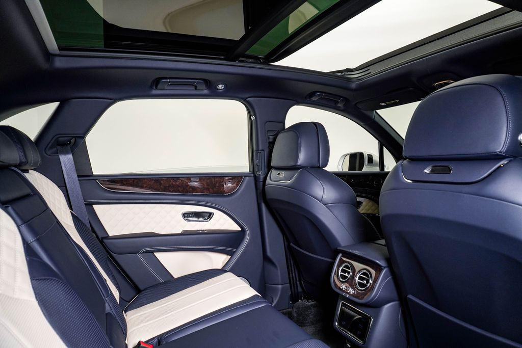 2022 Bentley Bentayga - Photo 17