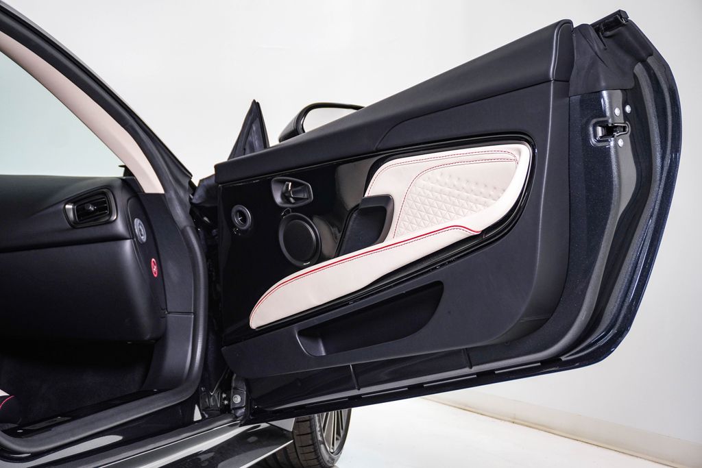 2022 Aston Martin DBS Base - Photo 20