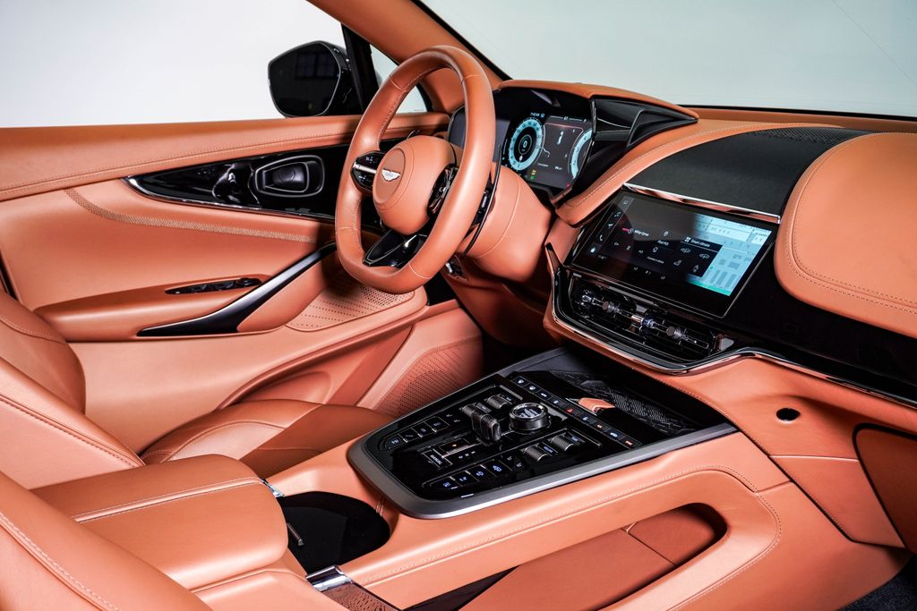 2025 Aston Martin DBX 707 - Photo 16