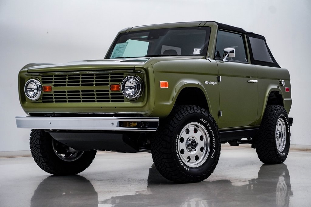 2024 Ford Bronco 2-Door Black Diamond's photo