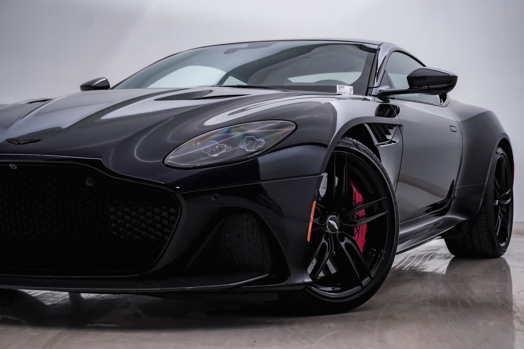 2022 Aston Martin DBS photo 2