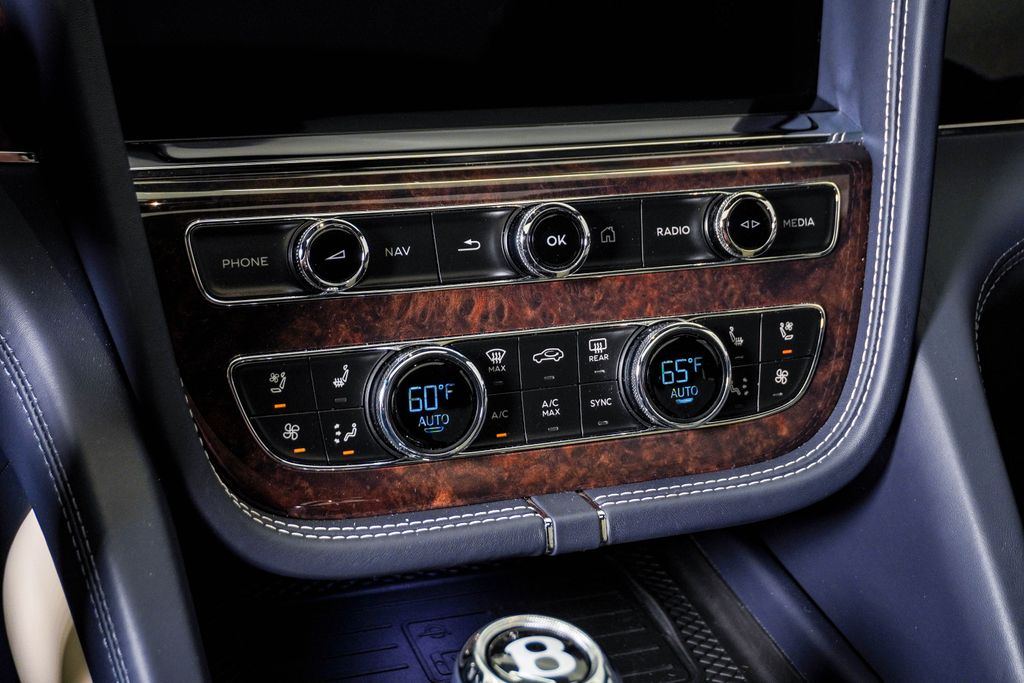 2022 Bentley Bentayga - Photo 28