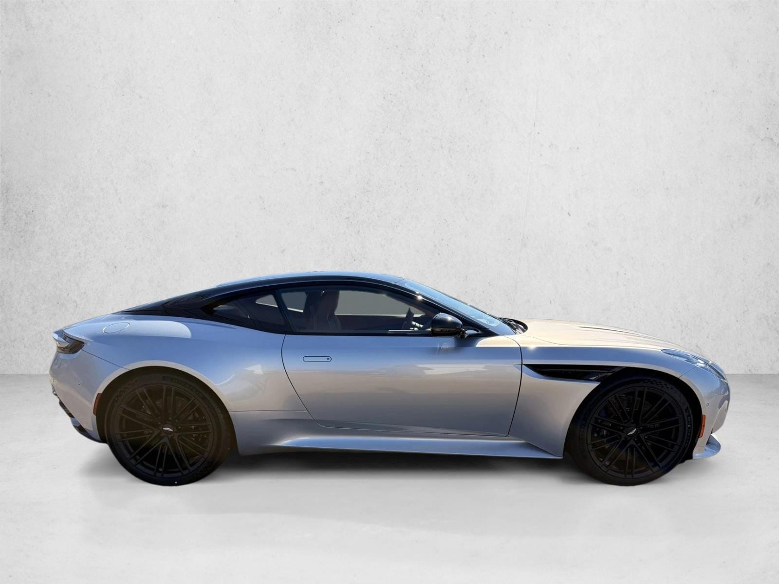 2025 Aston Martin DB12 Base - Photo 6