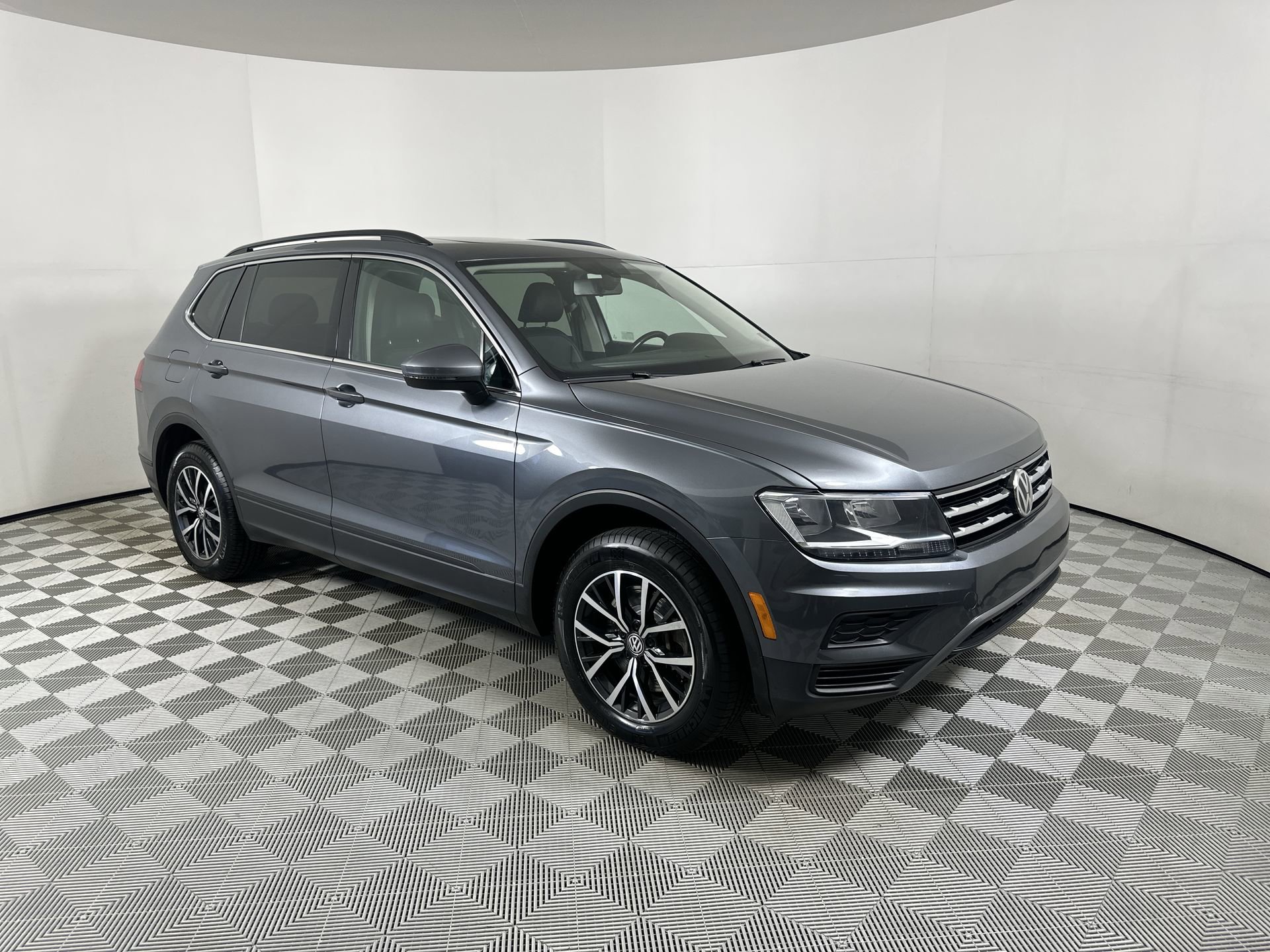 Used 2019 Volkswagen Tiguan SE with VIN 3VV2B7AXXKM043060 for sale in Parkersburg, WV