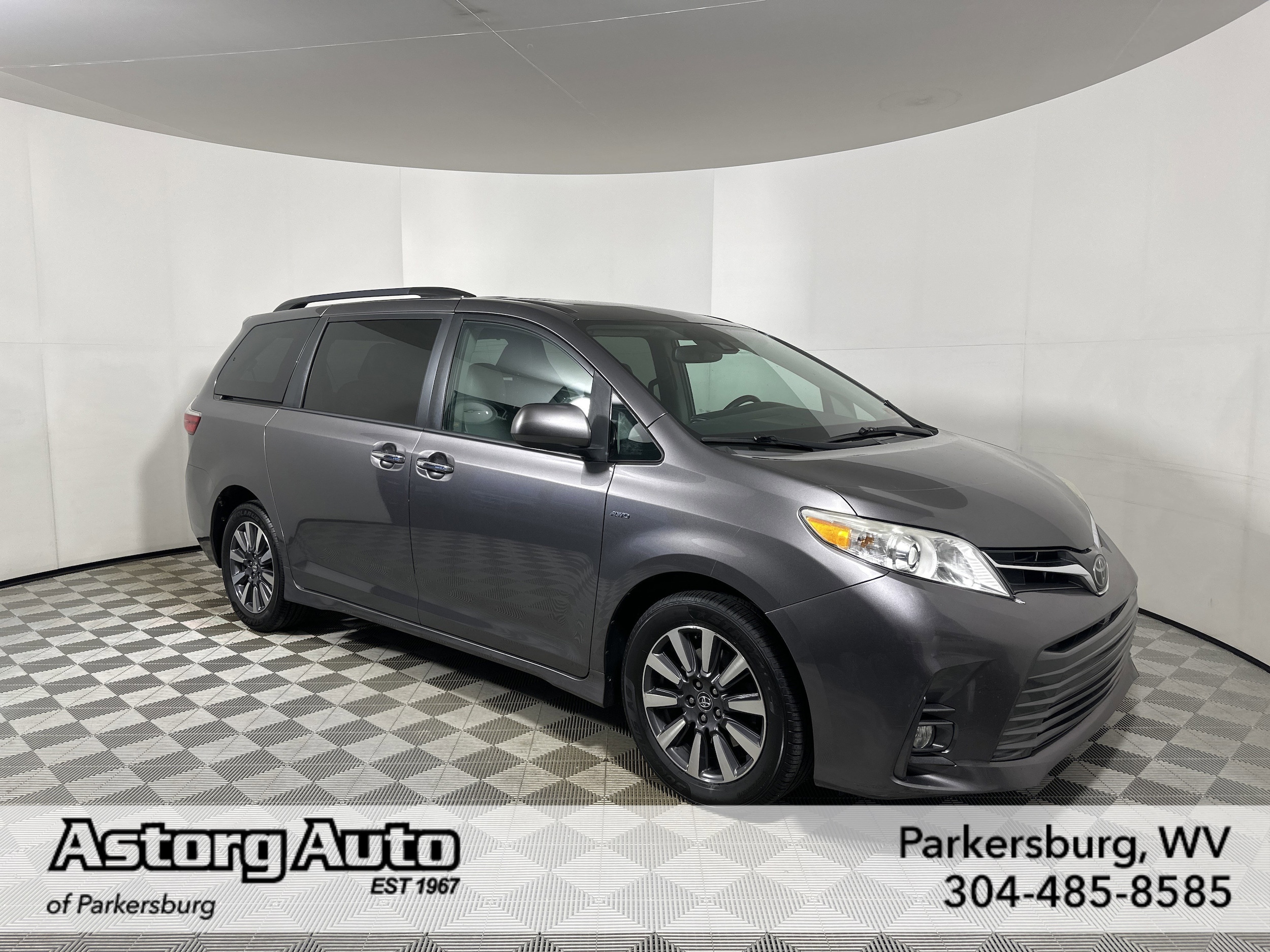 2018 Toyota Sienna XLE's photo