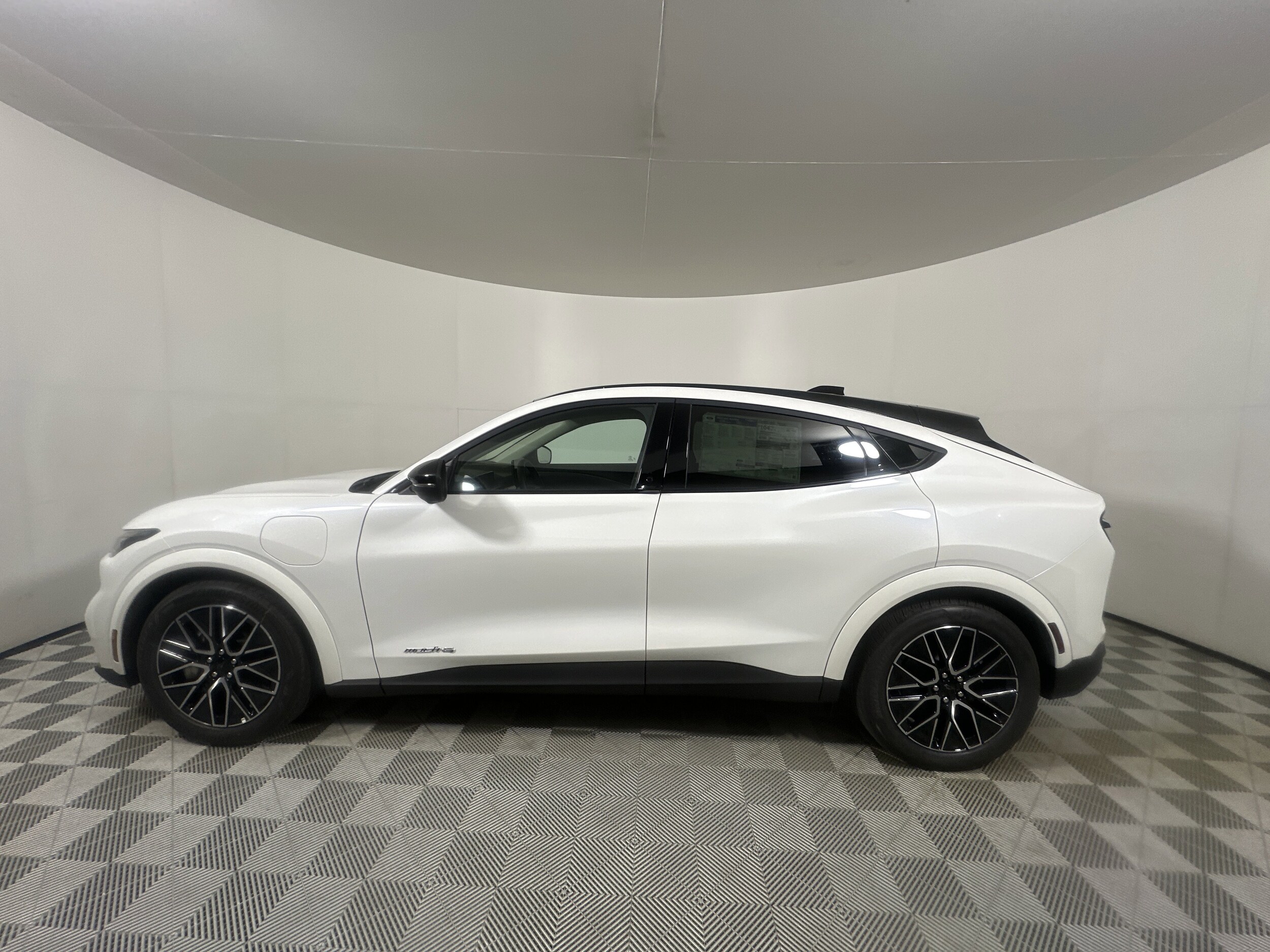2025 Ford Mustang Mach-E Premium photo 4