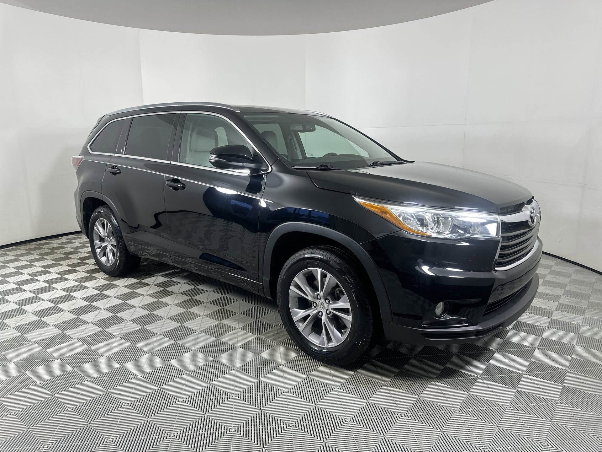 Used 2015 Toyota Highlander XLE with VIN 5TDJKRFH8FS161248 for sale in Parkersburg, WV