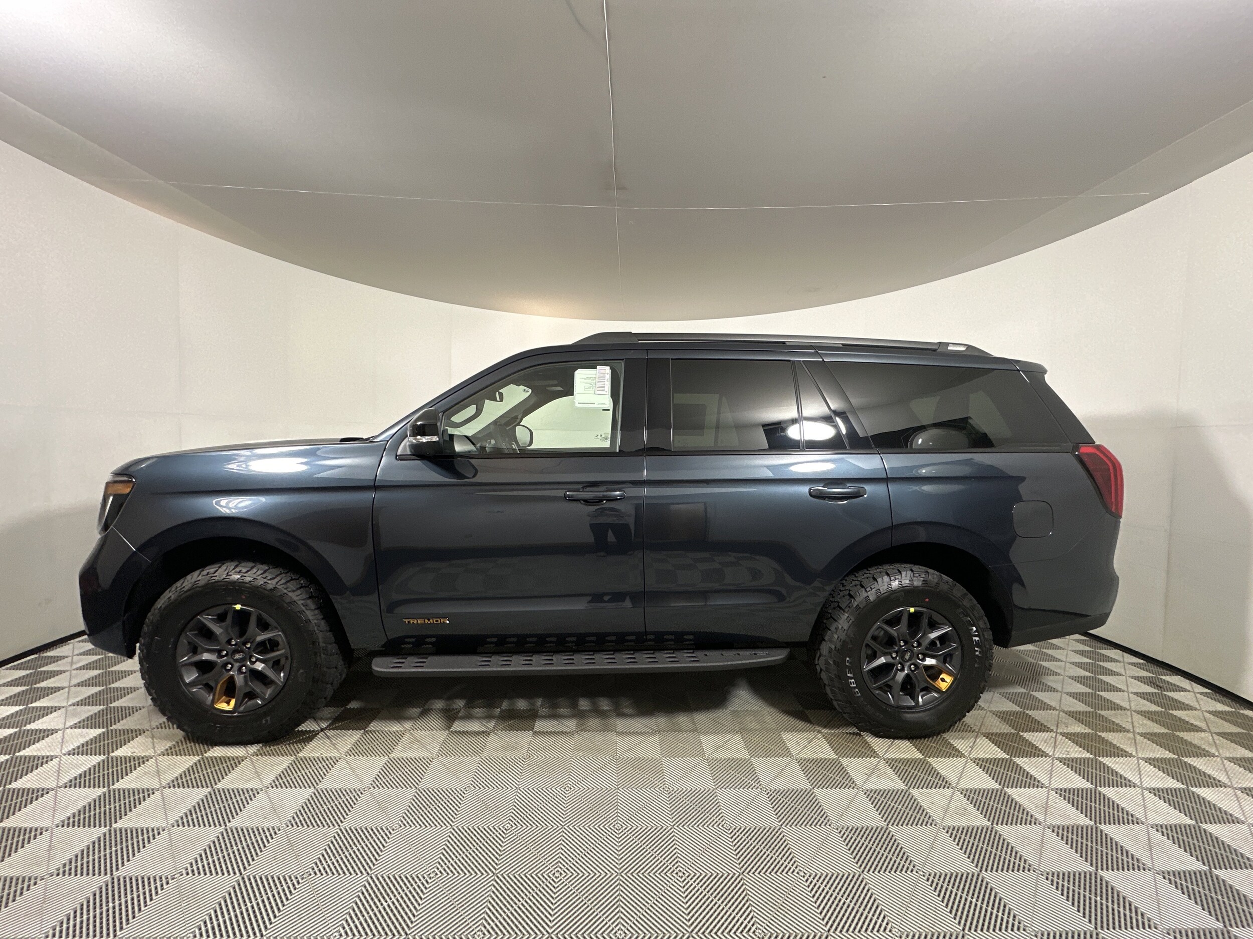 2025 Ford Expedition photo 3