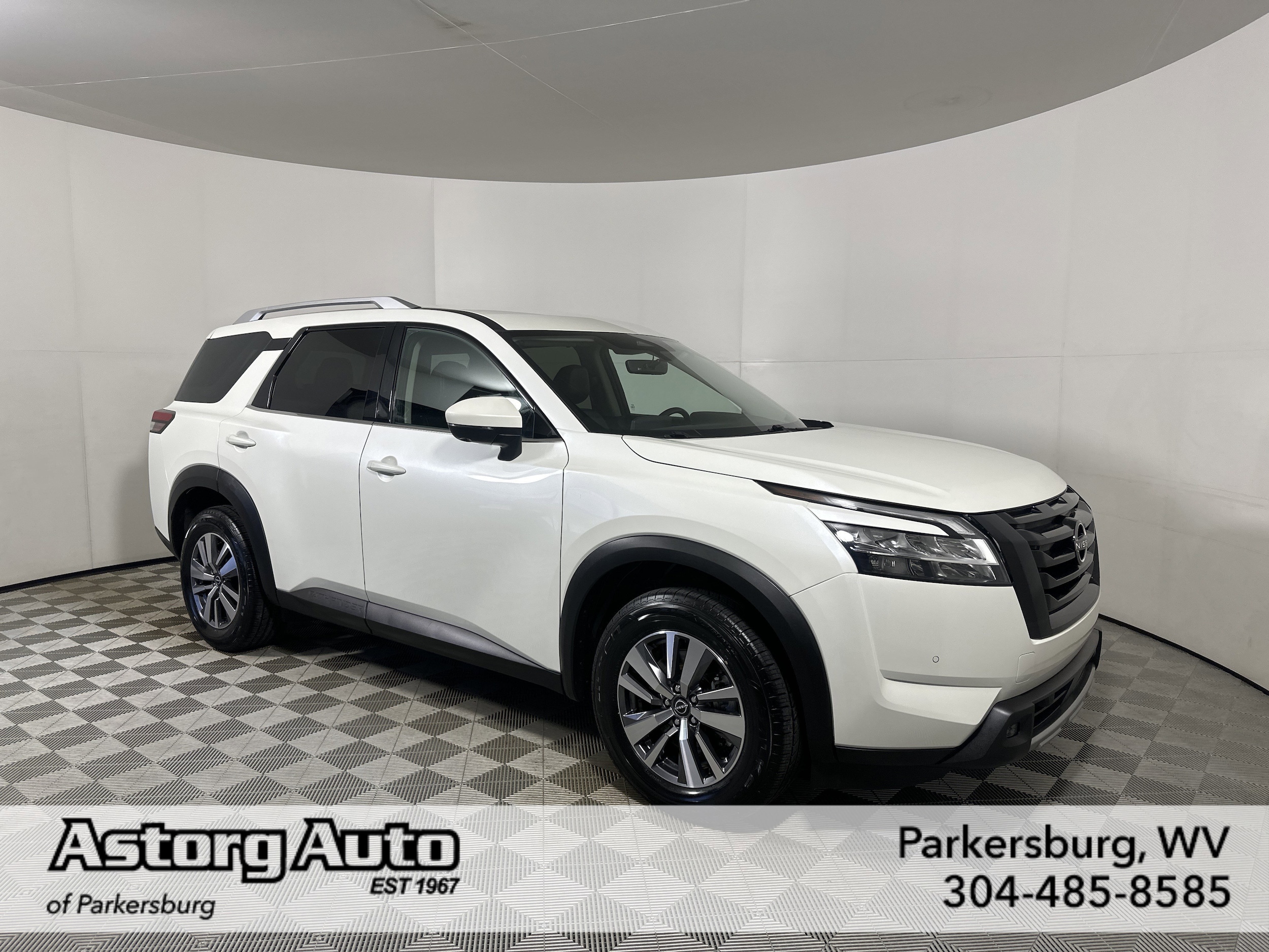2023 Nissan Pathfinder SL 4WD's photo
