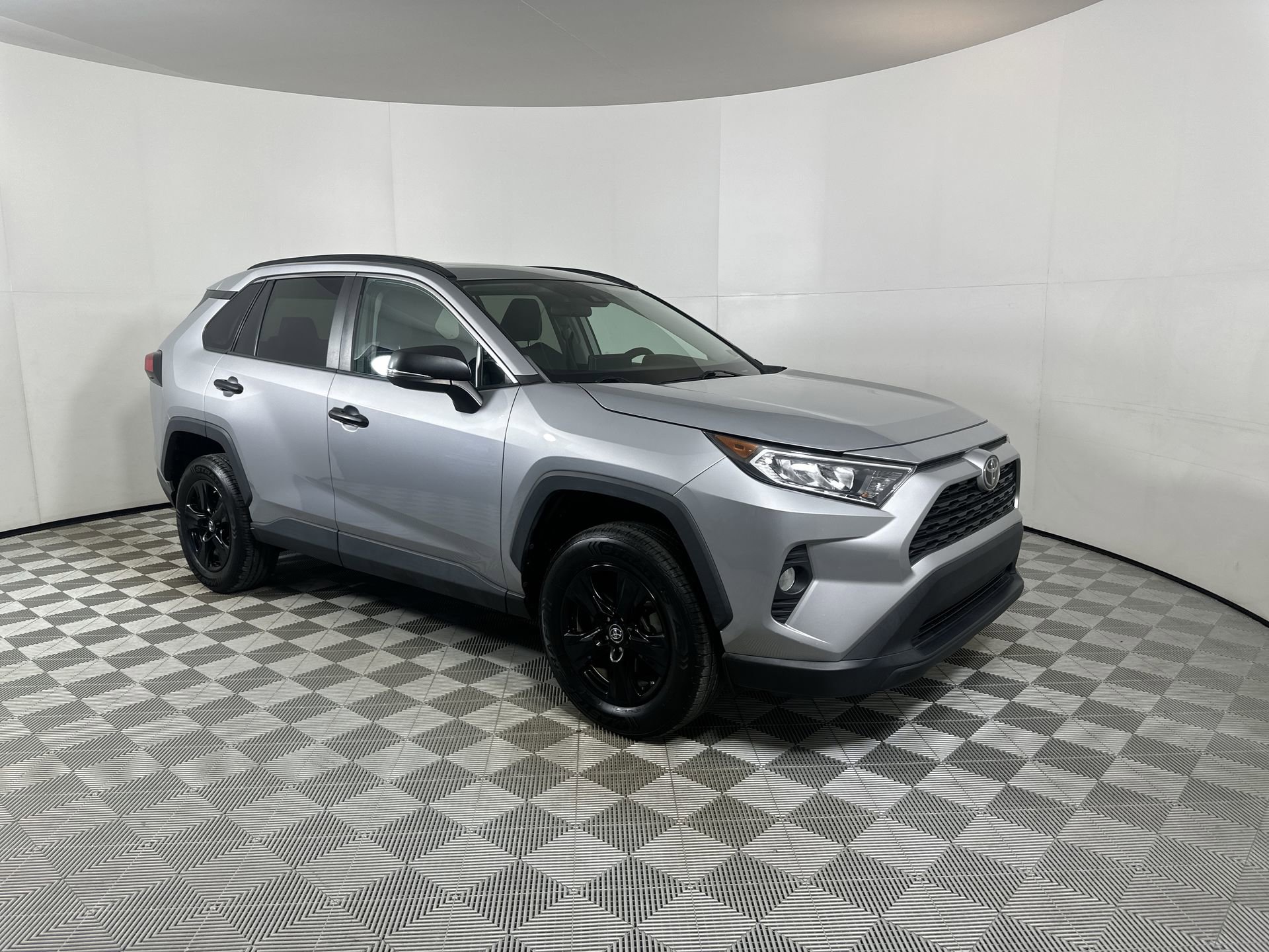 Used 2019 Toyota RAV4 XLE with VIN 2T3W1RFV5KW037042 for sale in Parkersburg, WV