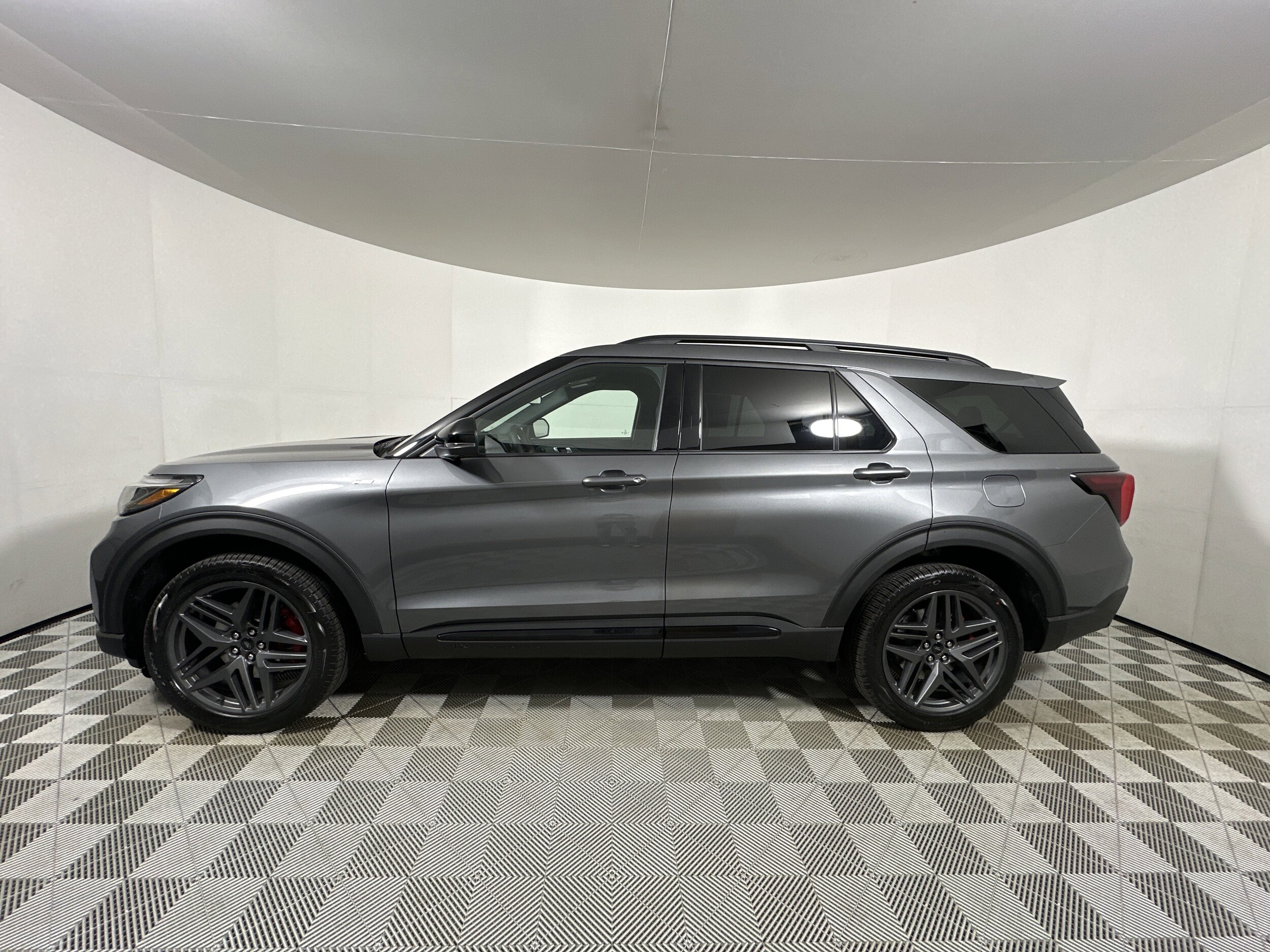 2026 Ford Explorer ST-Line photo 4