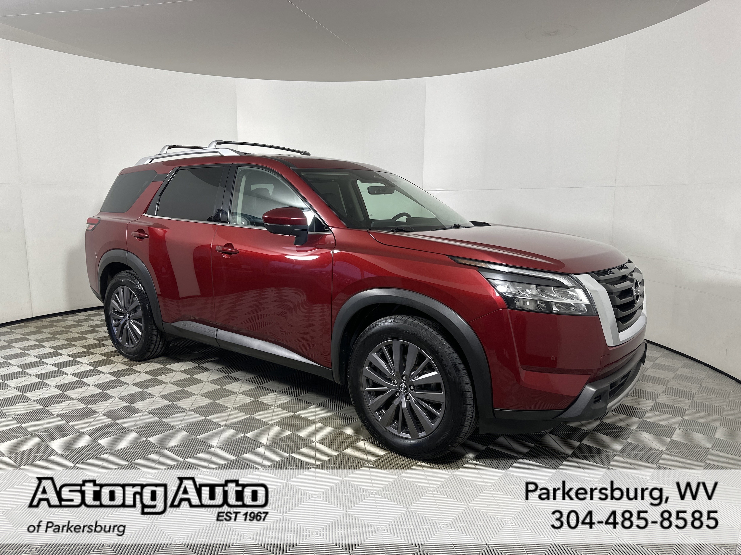 2023 Nissan Pathfinder SL's photo
