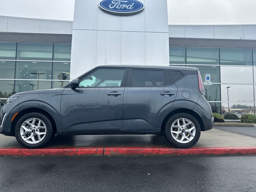 2023 Kia Soul LX's photo
