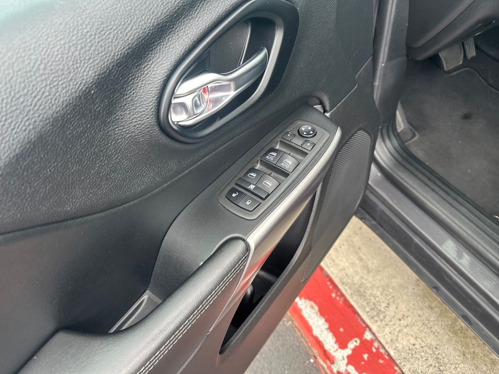 2021 Jeep Cherokee Latitude Lux - Photo 11