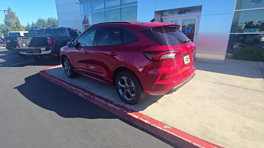2024 Ford Escape ST-Line photo 2