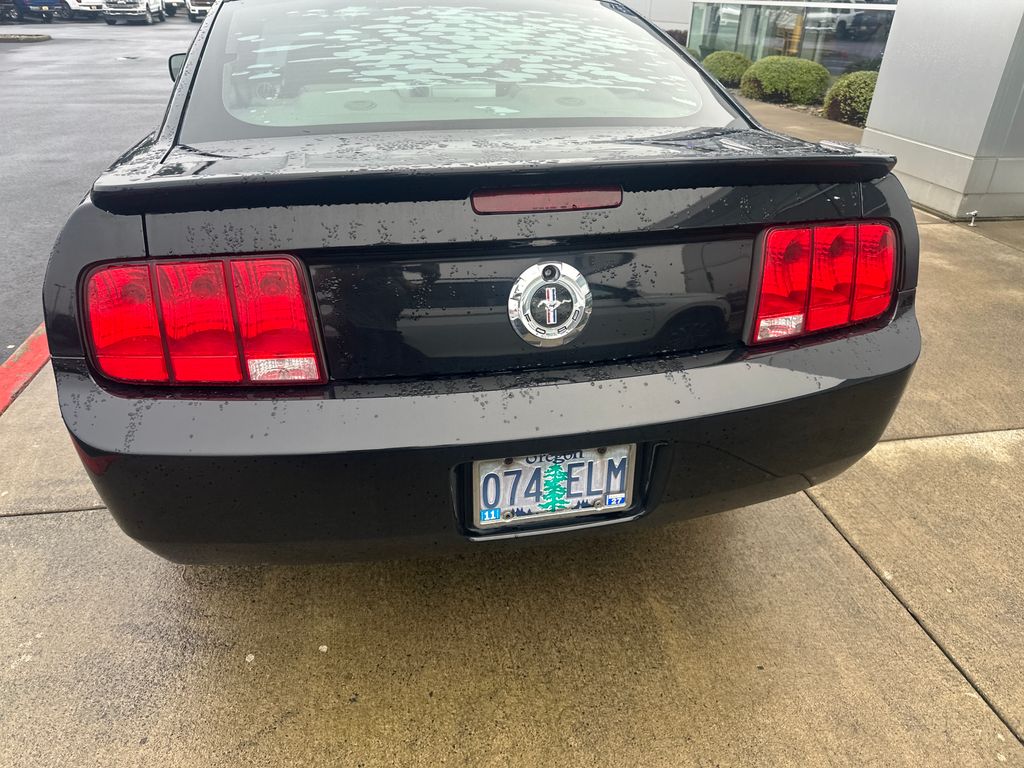2007 Ford Mustang V6 Deluxe photo 3