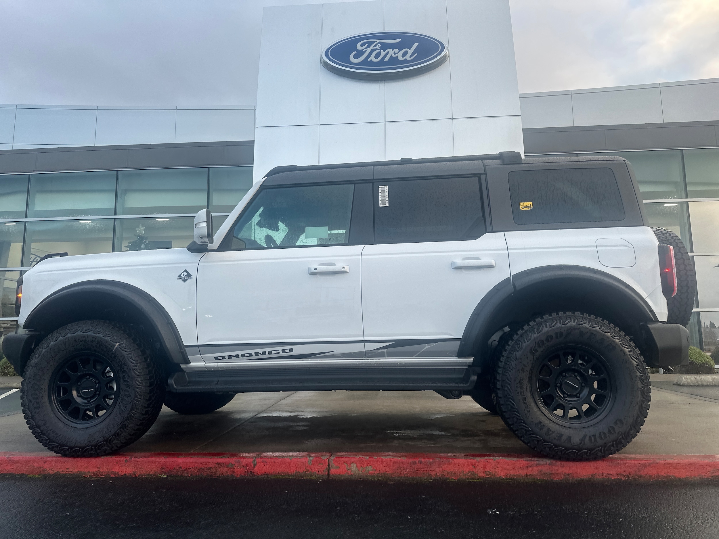 2025 Ford Bronco 4-Door Outer Banks's photo