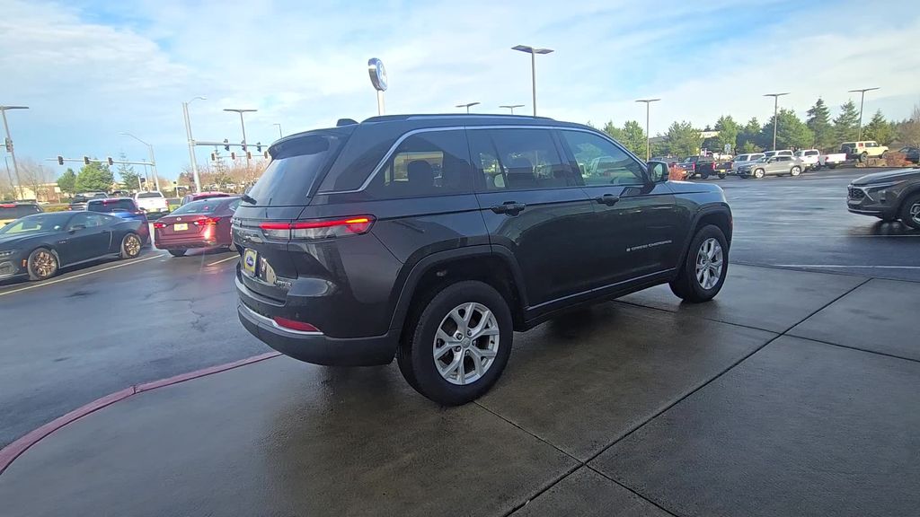 2024 Jeep Grand Cherokee Limited photo 3