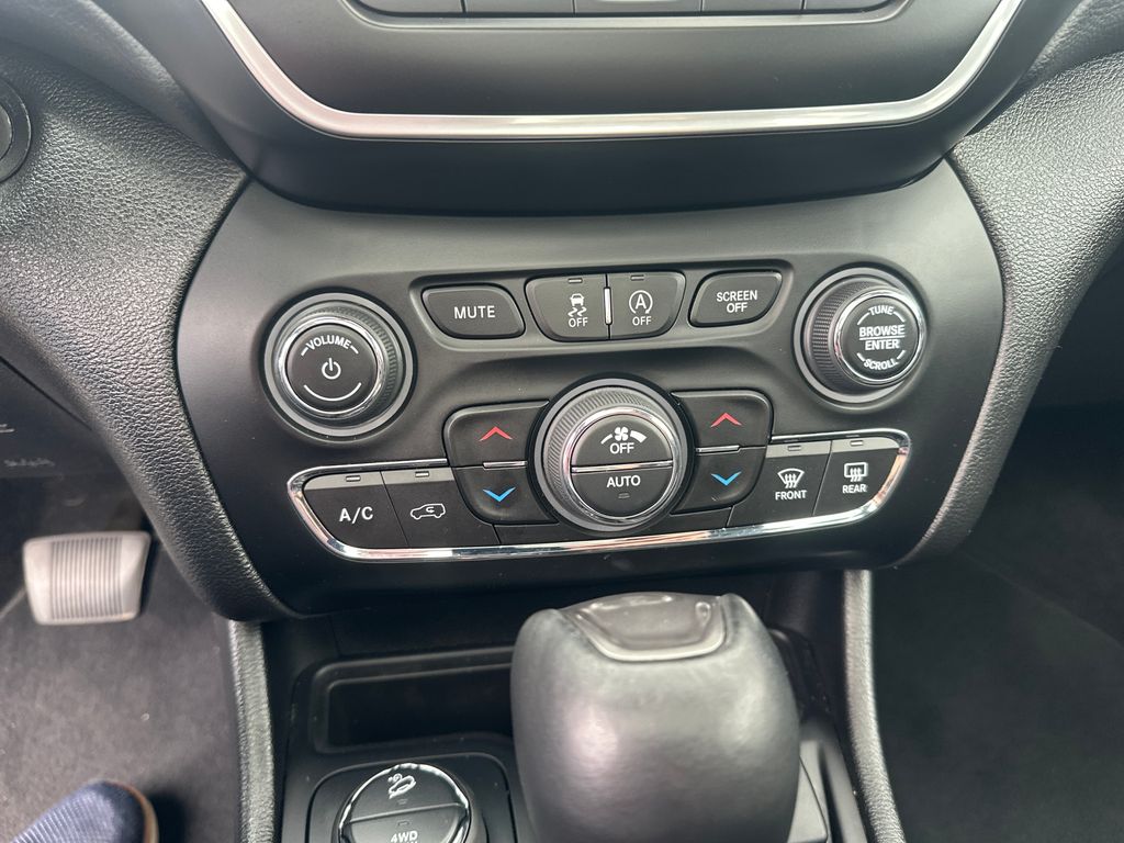 2021 Jeep Cherokee Latitude Lux - Photo 18