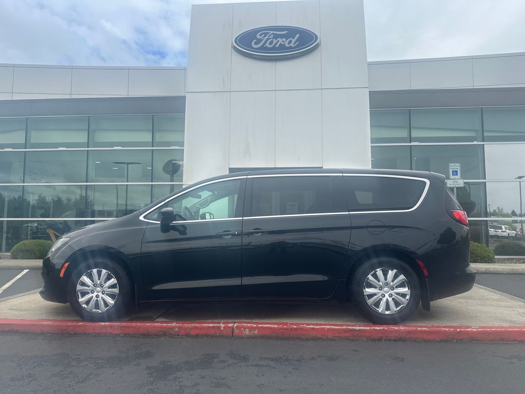 2018 Chrysler Pacifica L's photo