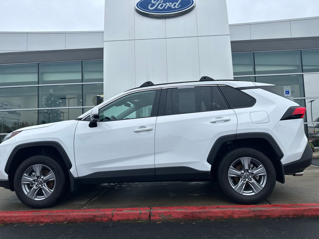 2025 Toyota RAV4 XLE's photo