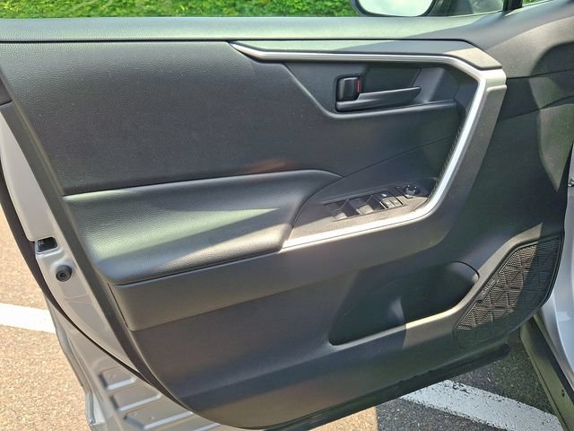 2019 Toyota RAV4 LE - Photo 12