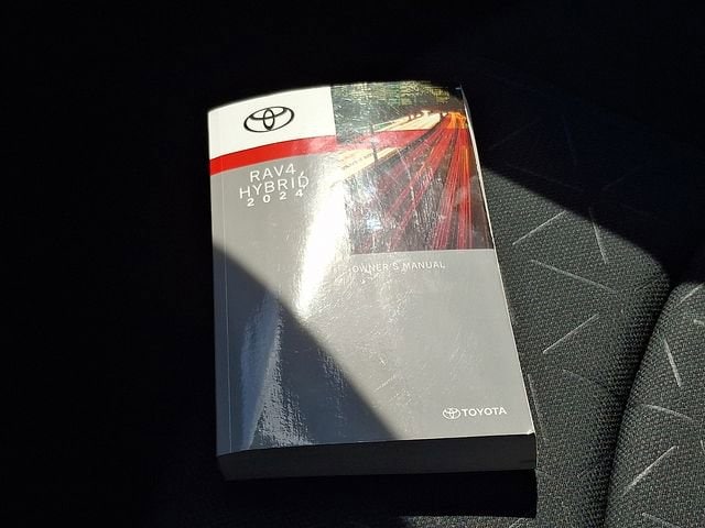 2024 Toyota RAV4 XLE - Photo 28