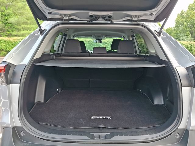 2019 Toyota RAV4 LE - Photo 26