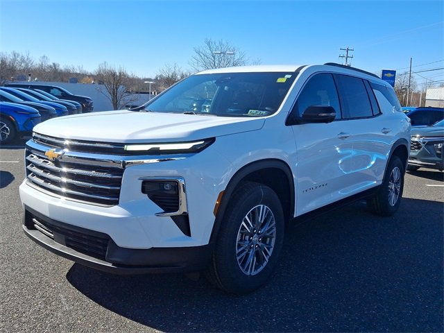 2025 Chevrolet Traverse photo 2