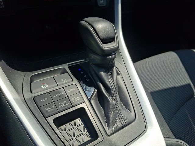 2019 Toyota RAV4 LE - Photo 14