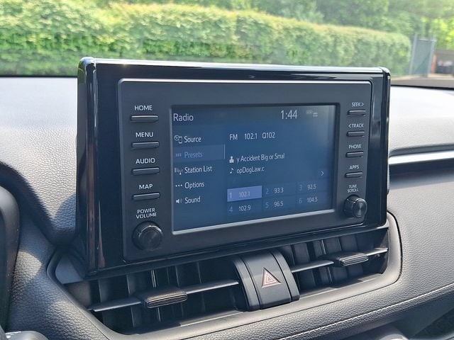 2019 Toyota RAV4 LE - Photo 16