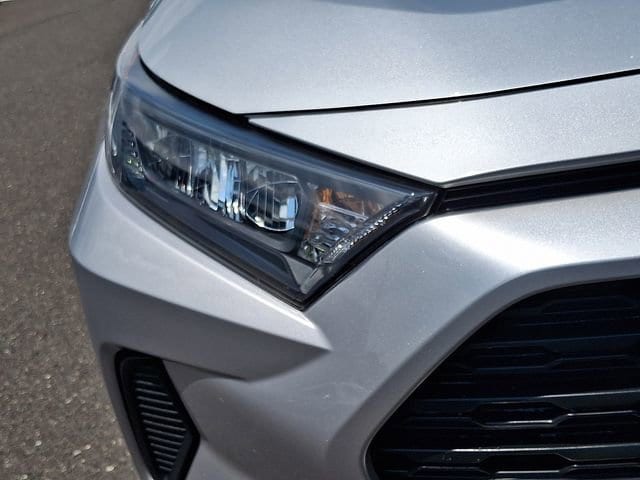 2019 Toyota RAV4 LE - Photo 9