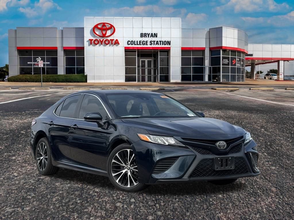 2020 Toyota Camry SE's photo