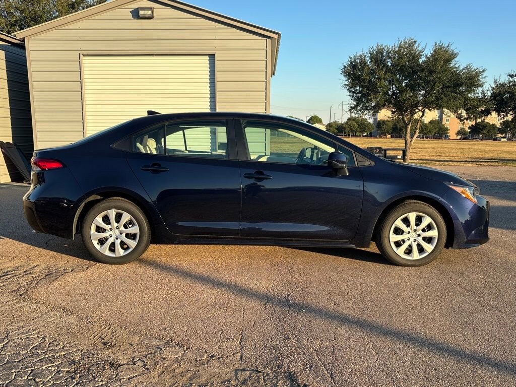 2025 Toyota Corolla LE photo 4
