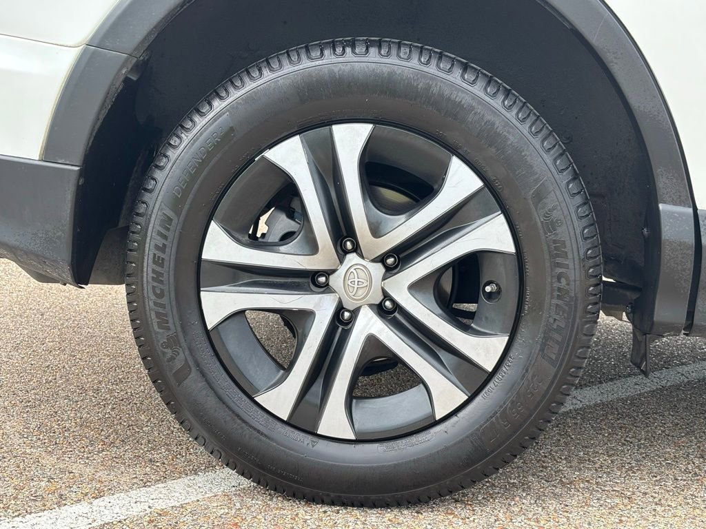 2018 Toyota RAV4 LE photo 4