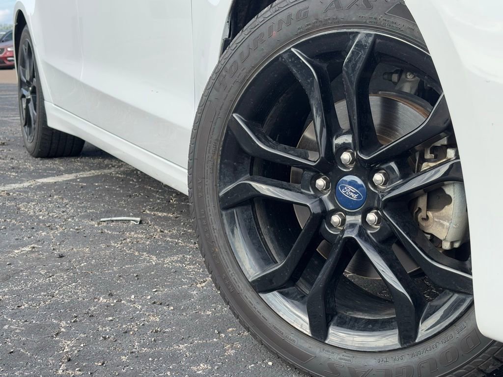 2020 Ford Fusion SE photo 2