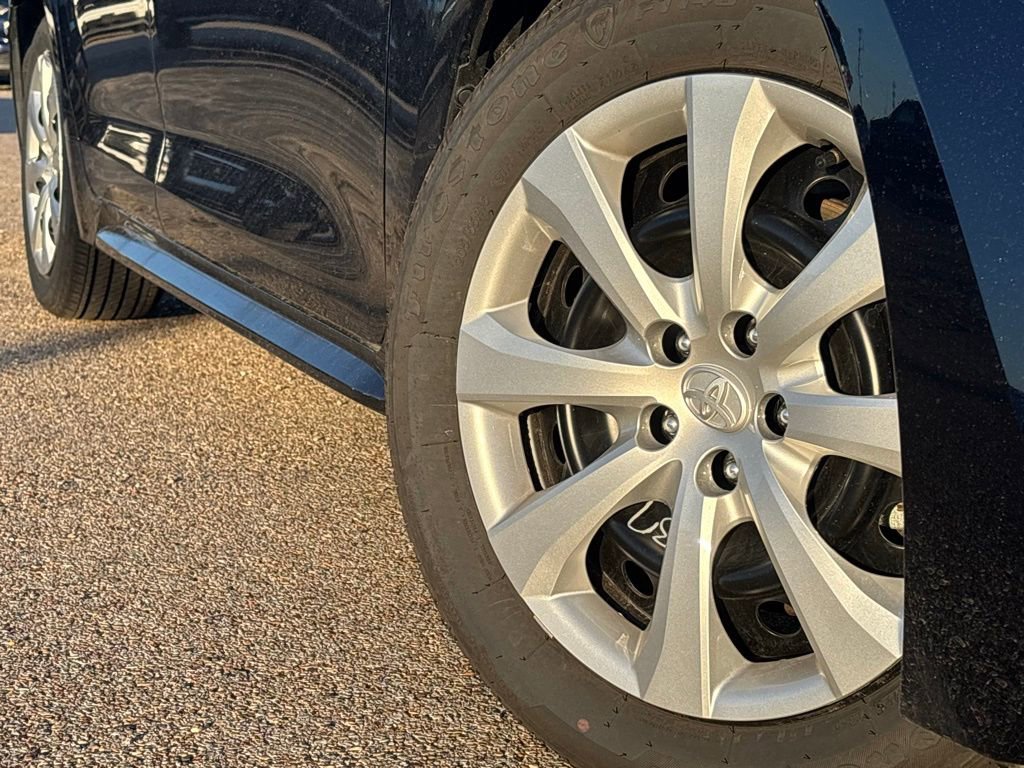 2025 Toyota Corolla LE photo 2