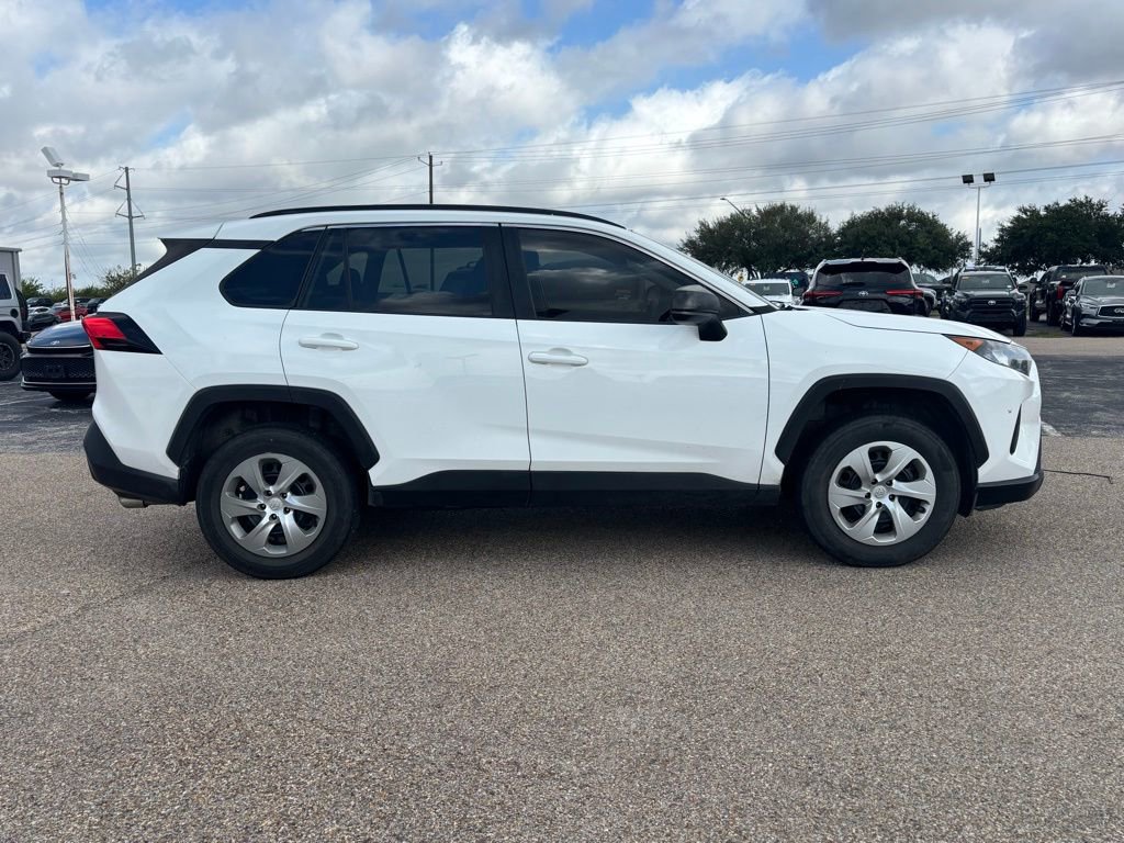 2020 Toyota RAV4 LE photo 4