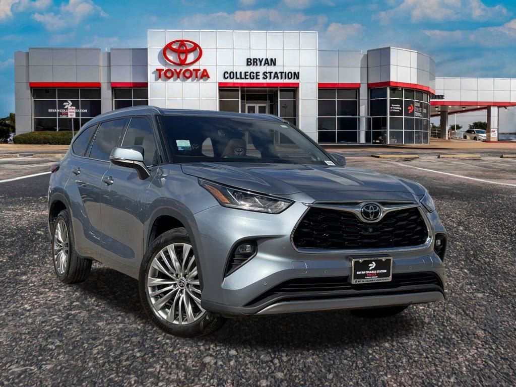 2022 Toyota Highlander Platinum's photo