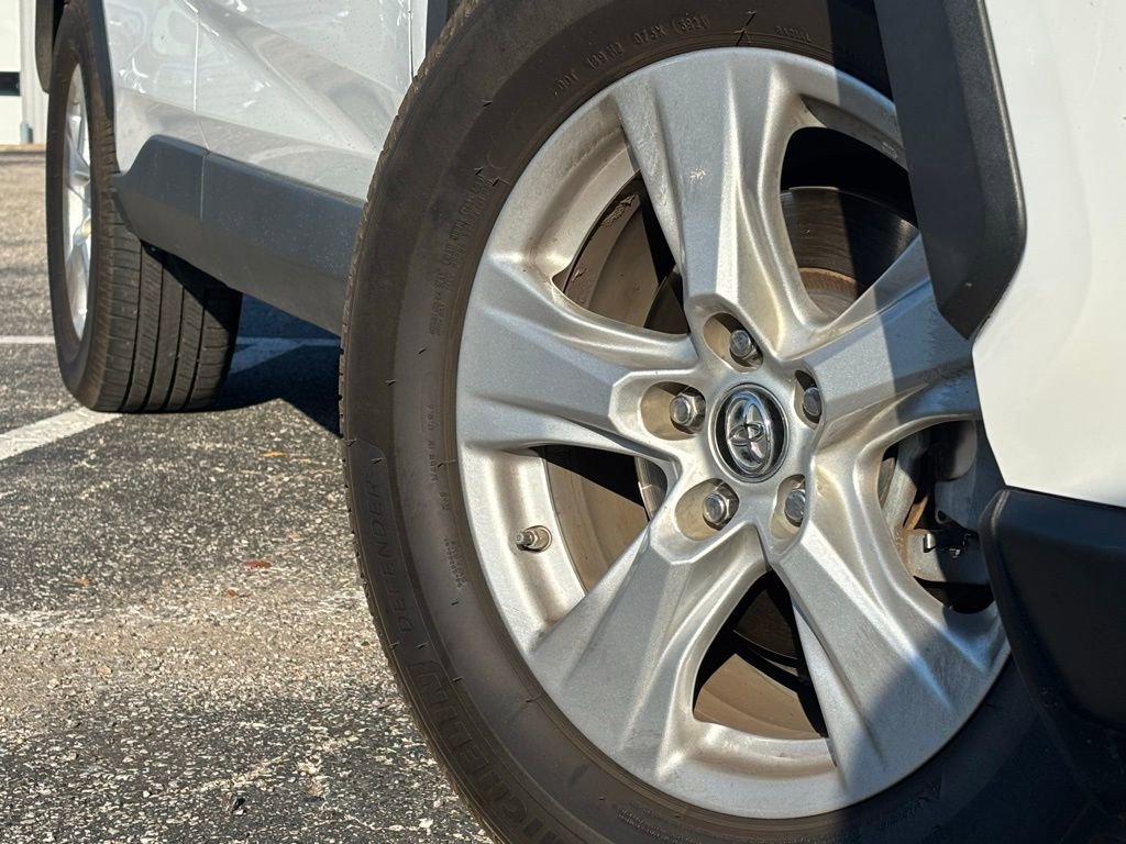 2019 Toyota RAV4 XLE photo 2